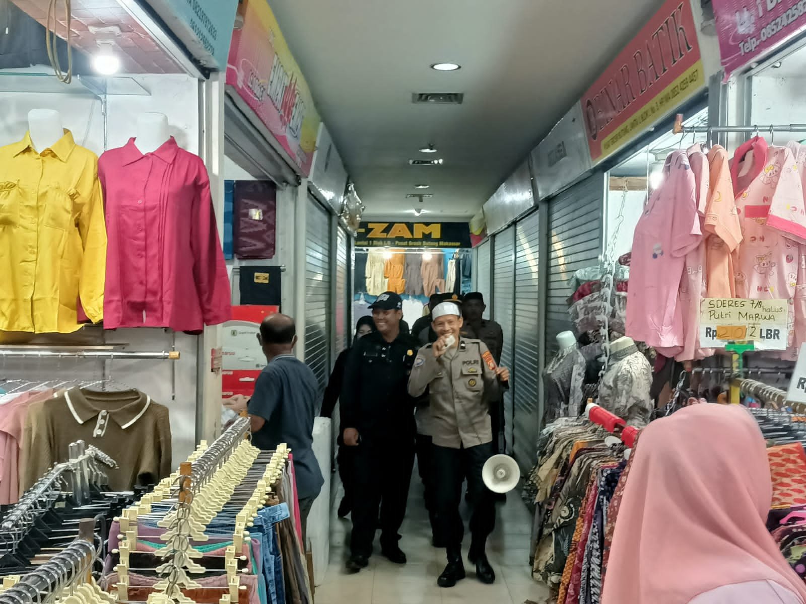 Berikan Rasa Aman,Satbinmas Polres Pelabuhan Makassar Lakukan Binluh di Pasar Butung