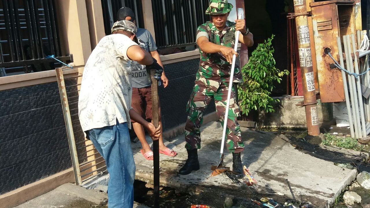Ciptakan Lingkungan Bersih Babinsa Koramil 1409-01/Somba Opu Karya Bakti Bersama Masyarakat