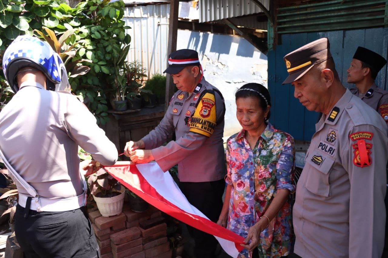 Semarakkan HUT RI 79, Polres Pelabuhan Makassar bagikan Bendera Merah Putih
