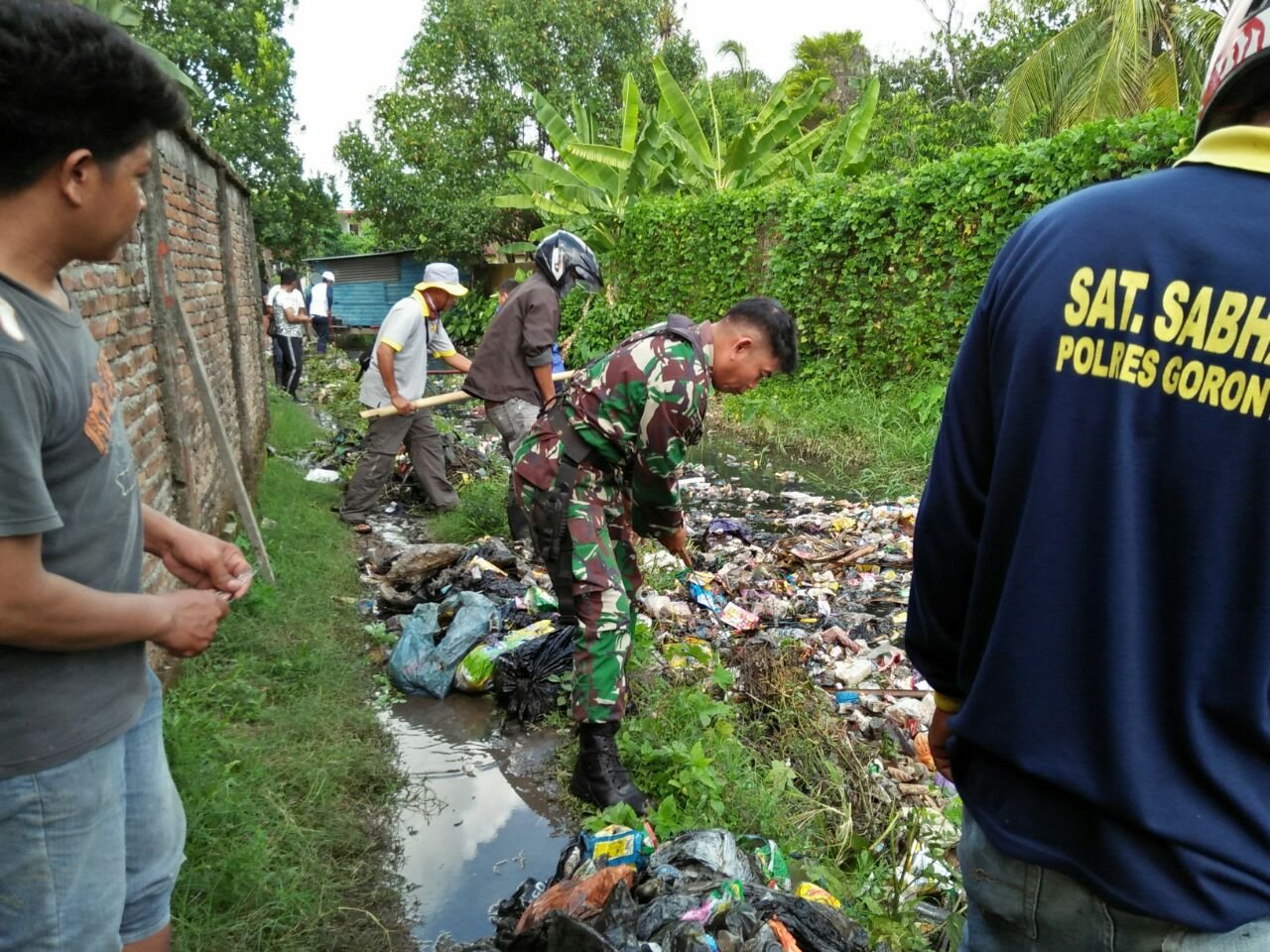 Peduli Lingkungan,Babinsa Bersama Warga Gotong Royong Bersihkan Saluran Air