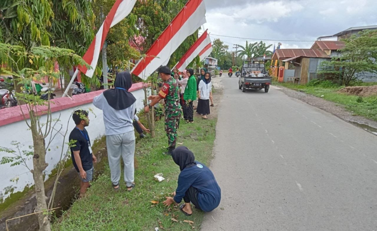 Sambut HUT Kemerdekaan RI, Babinsa Gotong Royong Bersihkan Saluran Air
