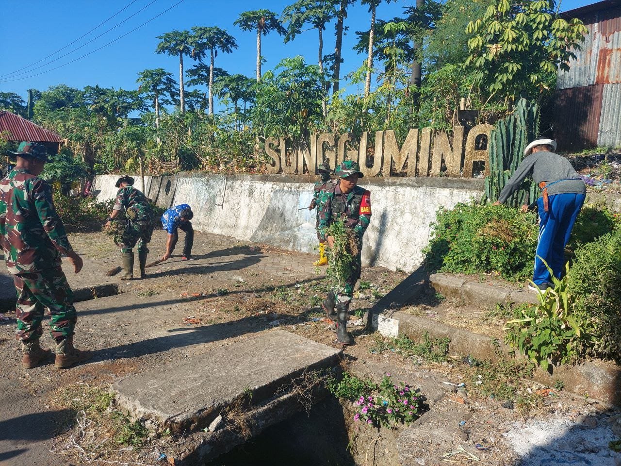 Wujudkan Lingkungan Bersih dan Sehat, Koramil 01 Somba Opu Gelar Karya Bakti Pembersihan Pasar