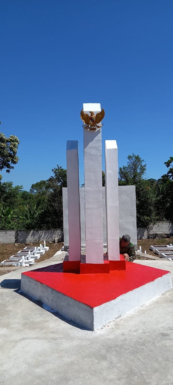 Sambut HUT Ke-79 Kemerdekaan RI, Koramil 07/Tompobulu Bersama Warga Rampungkan Pembangunan Tugu TMP Jagoan