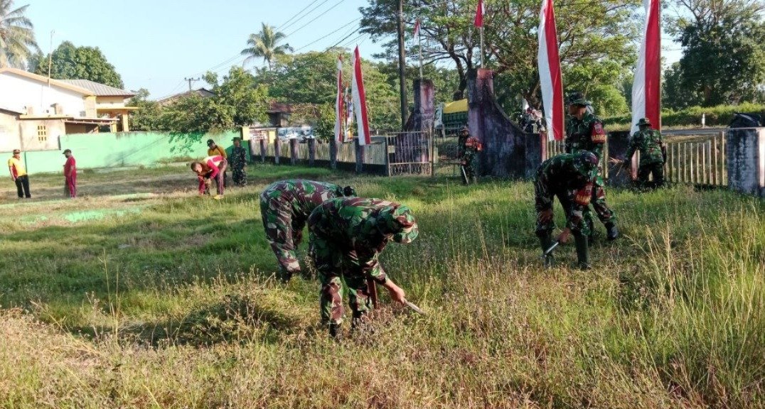 Danramil 08 Bontonompo, Pimpin Karya Bakti Bersihkan Taman Makam Bahagia