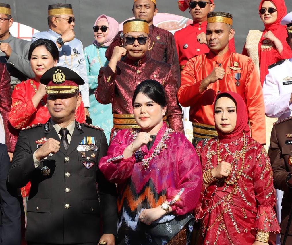Kapolres Pelabuhan Makassar Bersama Ketua Bhayangkari Cab.Pelabuhan Hadiri Upacara HUT RI ke-79 Tahun 2024