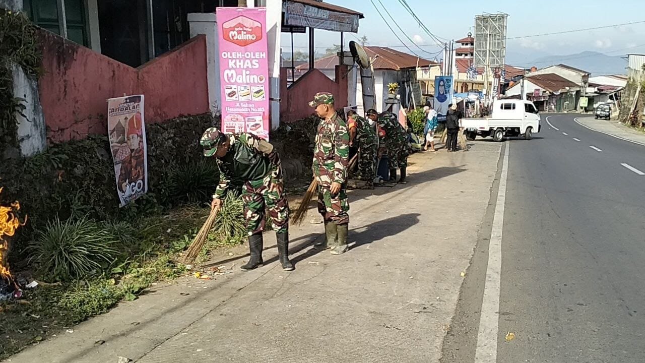 Karya Bakti Koramil 04 Tinggimoncong Bersihkan Pasar Malino