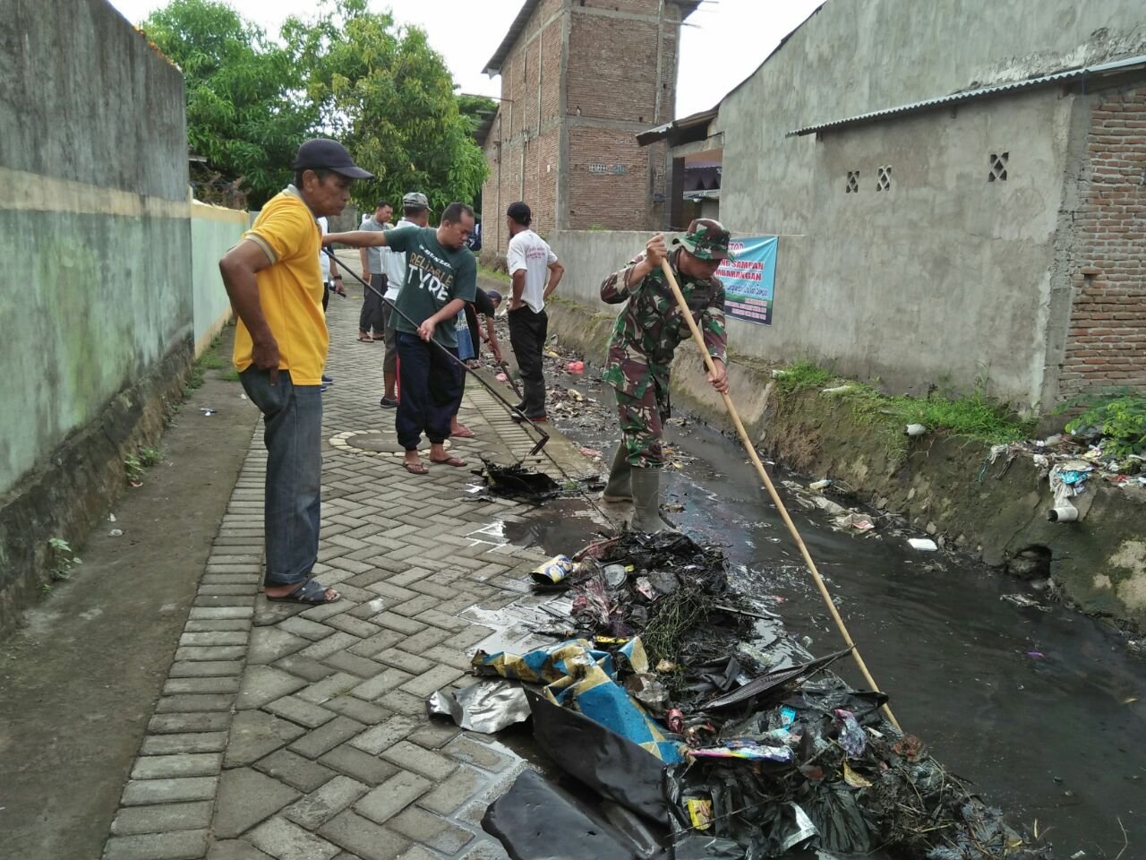 Peduli Lingkungan, Babinsa Bersama Warga Gotong Royong Bersihkan Saluran Air