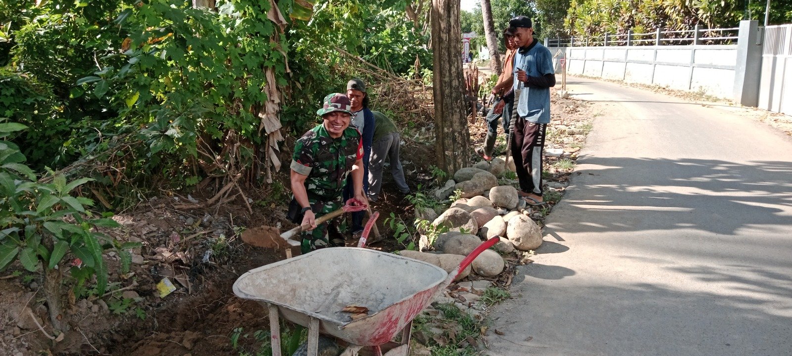Bersama Masyarakat,Babinsa Laksanakan Karya Bakti Pembersihan Parit