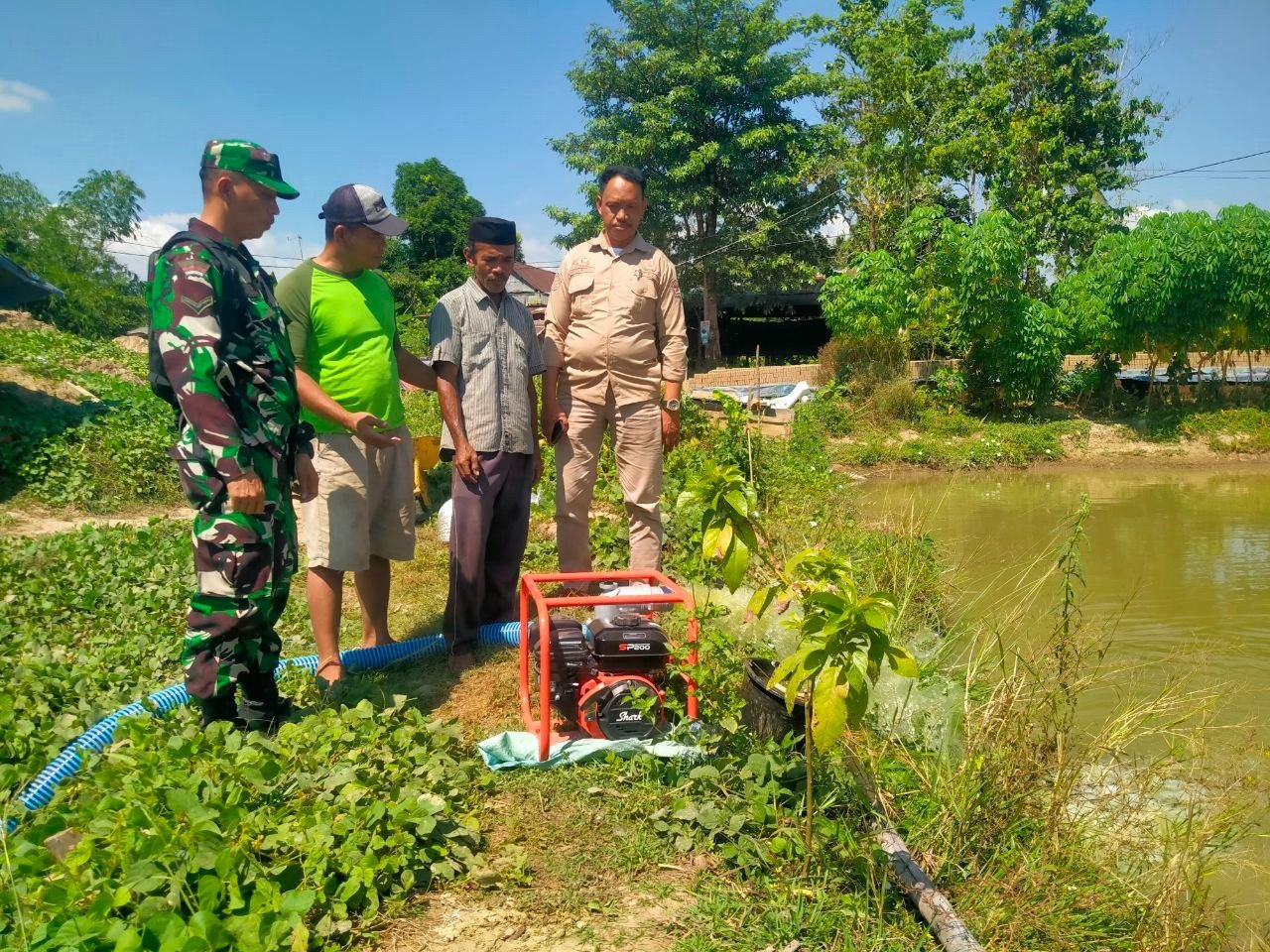 Pastikan Berfungsi Dengan Baik, Babinsa Cek Pompa Pengairan Sawah Bantuan Kementrian Pertanian