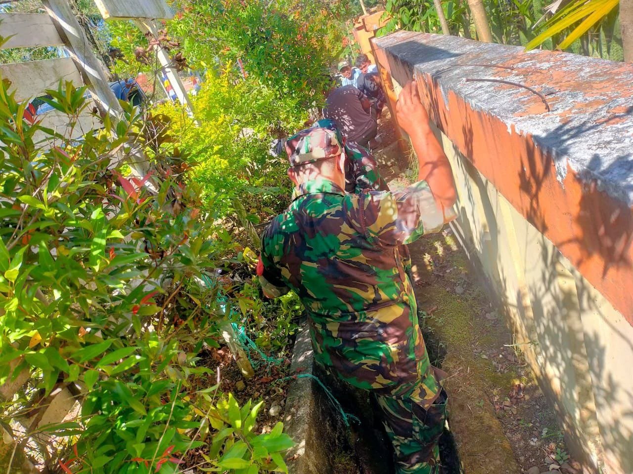 Peduli Lingkungan Babinsa Koramil 08 Bontonompo Bersama Warga Bersihkan Lingkungan