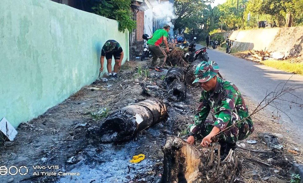 Gotong Royong Bersama Warga, Babinsa Koramil 01/Somba Opu Bersihkan Lingkungan