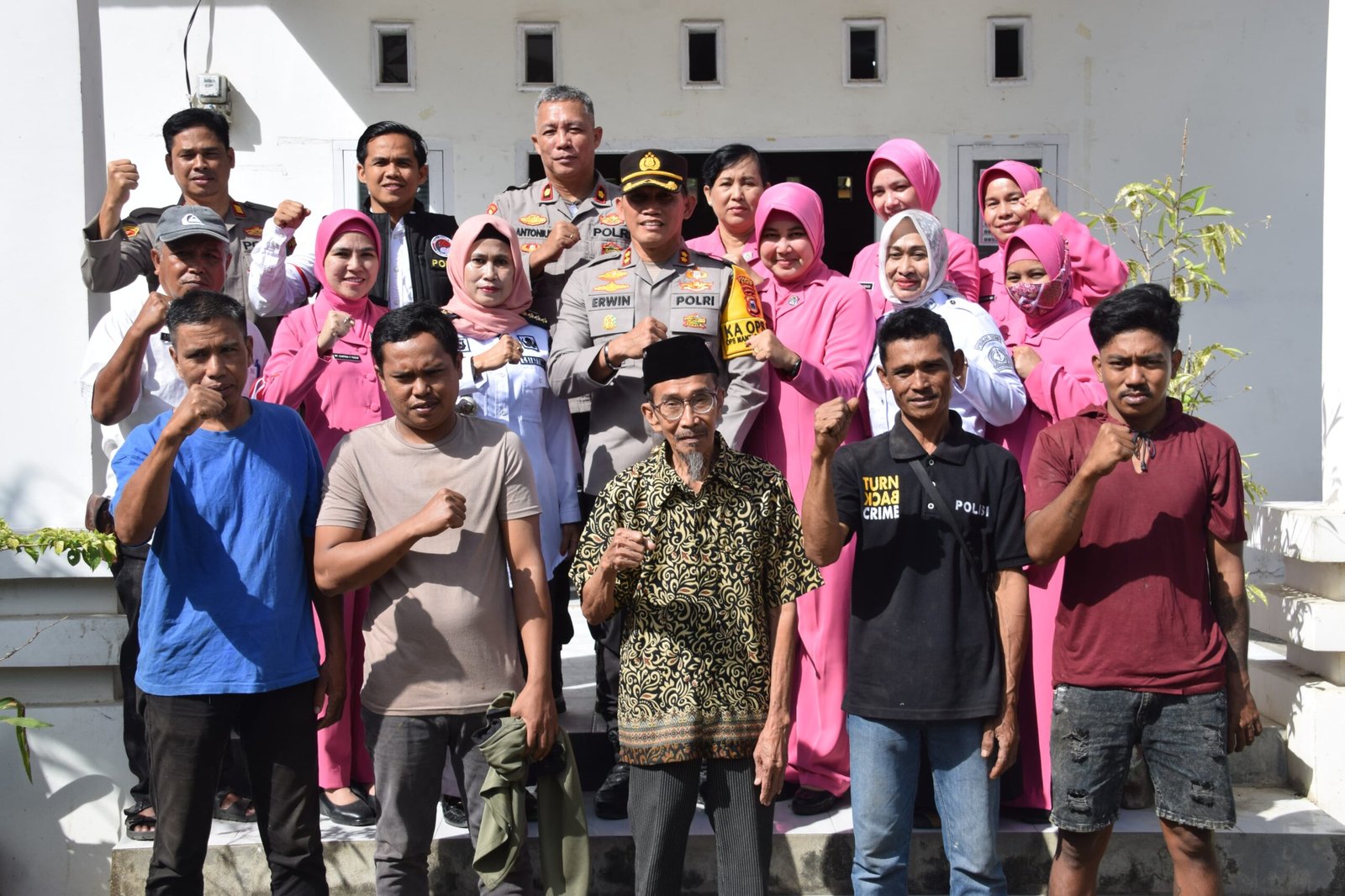Kapolres Bone bersama Ketua Bhayangkari Beri Bantuan ke Warga Korban Kebakaran di Limpoe