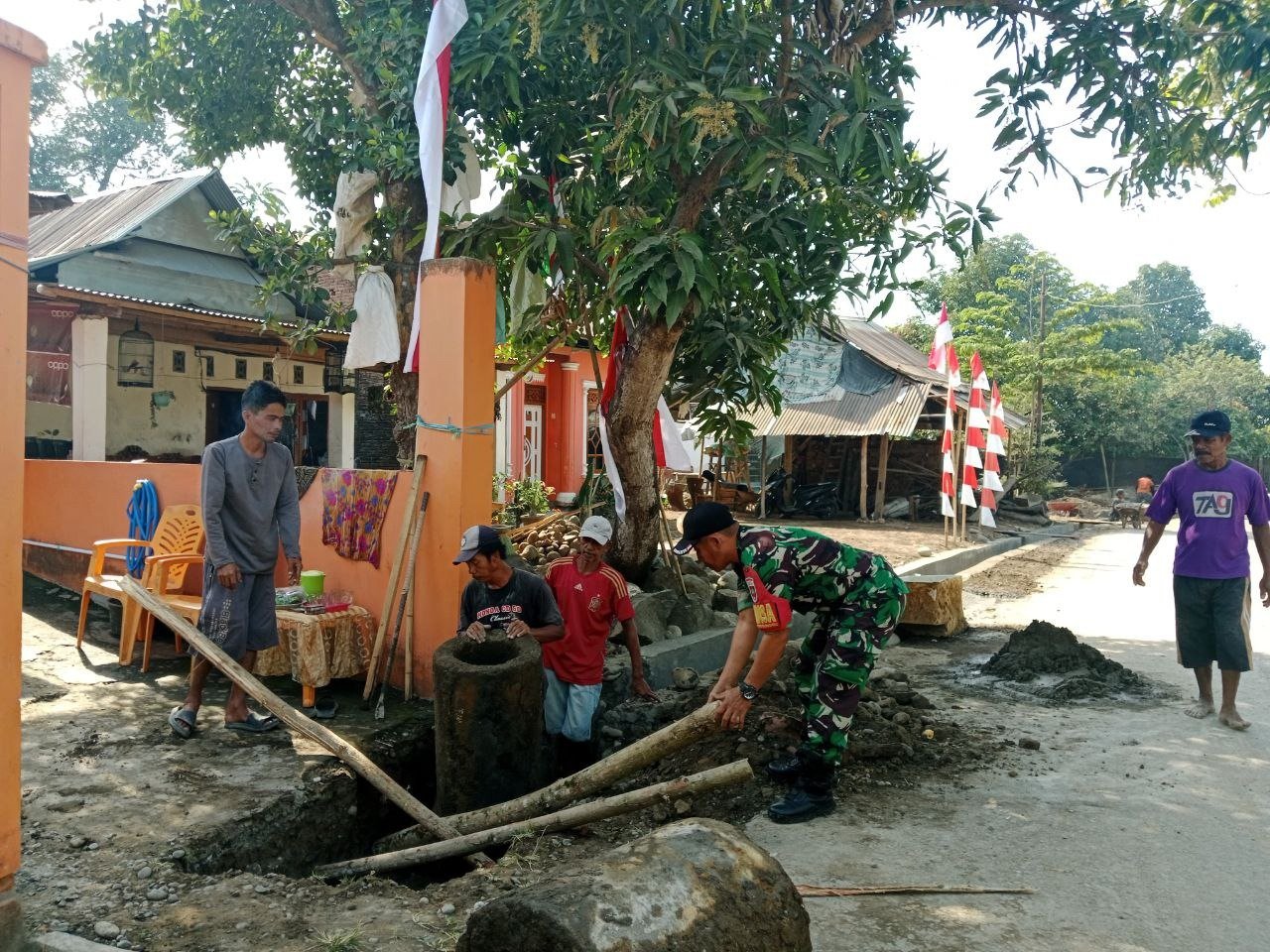 Babinsa Koramil 06/Bajeng Kodim 1409/Gowa Kompak Perbaiki Saluran Air