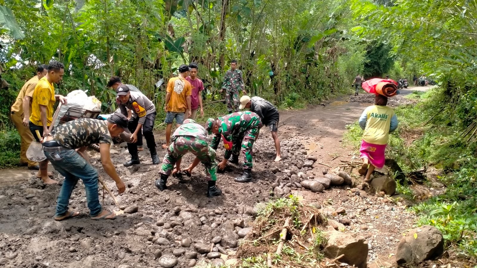 Atasi Kesulitan Warga, Babinsa Koramil 02 Parangloe Kodim 1409/Gowa Bantu Perbaikan Jalan