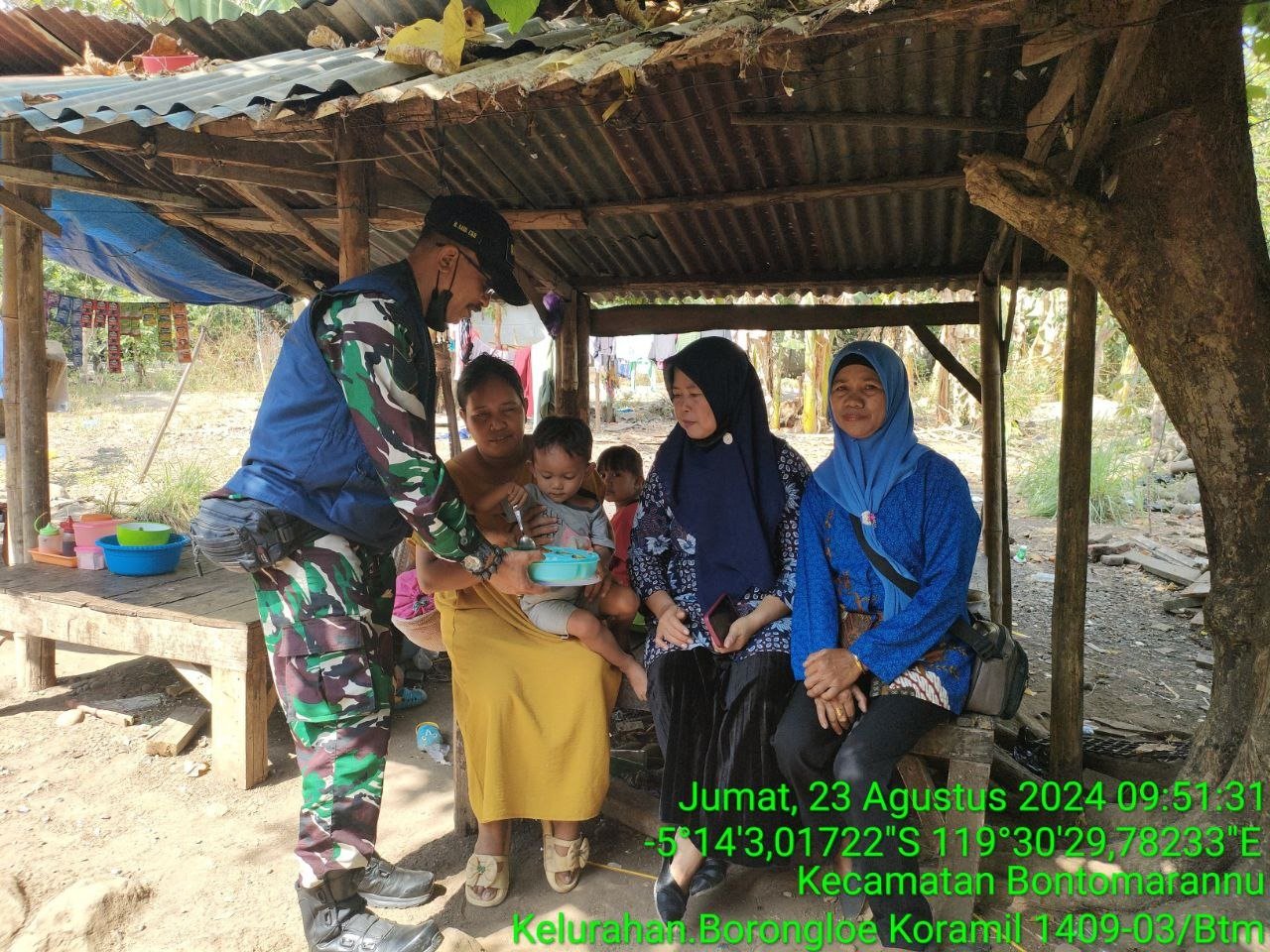 Babinsa Koramil 1409-03/Bontomarannu Kodim 1409/Gowa Dampingi Program Dapur Sehat Atasi Stunting