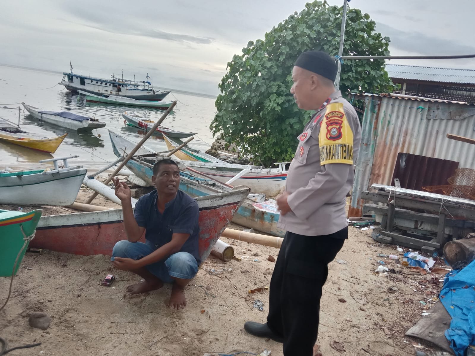 Sapa Masyarakat , Bhabinkamtibmas Pulau Barrang Lompo Ajak Warga Sukseskan Pemilukada 2024
