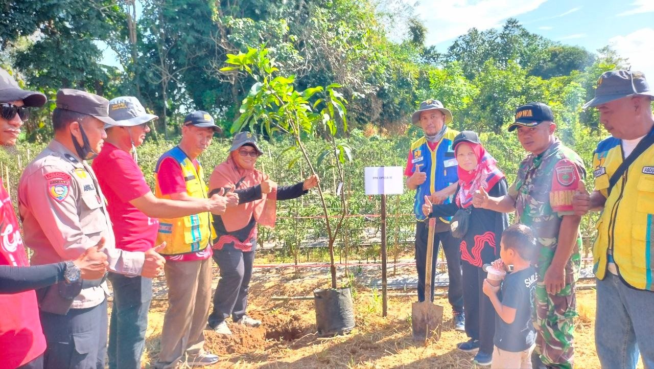 Semarak Kemerdekaan RI Ke – 79 dan Peduli Lingkungan Babinsa Koramil 05 Pallangga Kodim 1409/Gowa Hadiri Perlombaan dan Penanaman Pohon