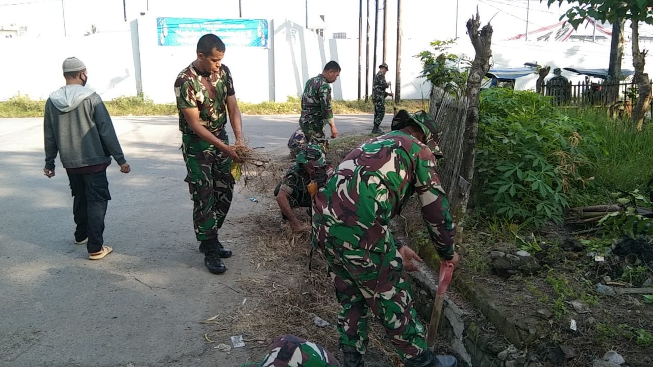 Peduli Lingkungan, Babinsa Koramil 05 Pallangga Kodim 1409/Gowa Bersama Warga Gotong Royong Bersihkan Saluran Air