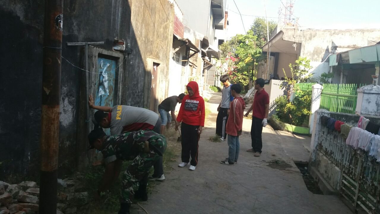 Wujudkan Lingkungan Bersih Babinsa Koramil 01/Somba Opu Kodim 1409/Gowa Karya Bakti Bersama Masyarakat