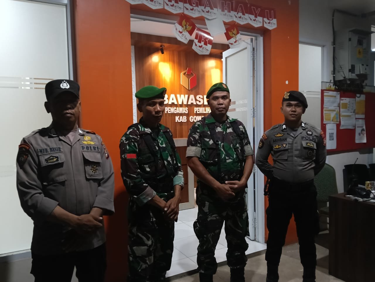 Babinsa Kodim 1409/Gowa Bersama Anggota Polres Laksanakan PAM Kantor Bawaslu Gowa