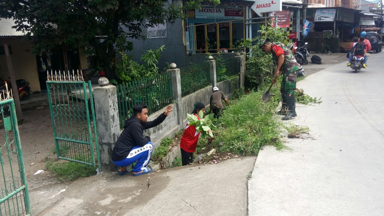 Babinsa Koramil 01/Somba Opu Kodim 1409/Gowa Bersama Warga Gotong Royong Bersihkan Saluran Air