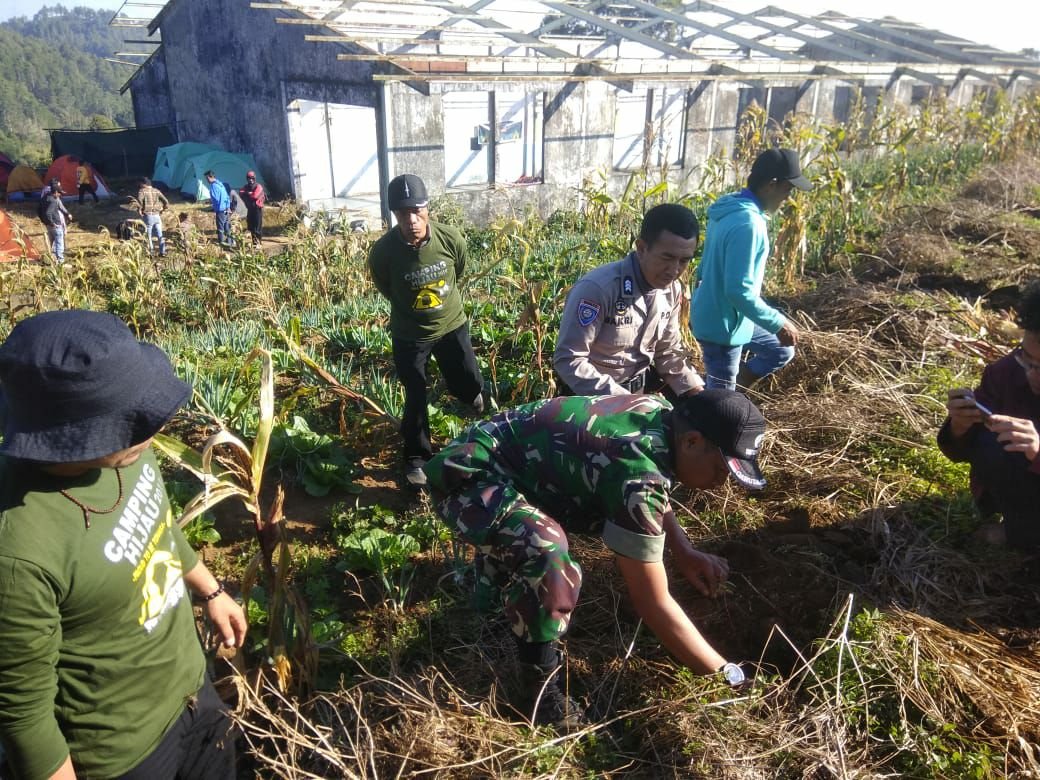 Lestarikan Alam,Babinsa Koramil 04 Tinggimoncong Kodim 1409/Gowa Laksanakan Karya Bakti Penanaman Pohon
