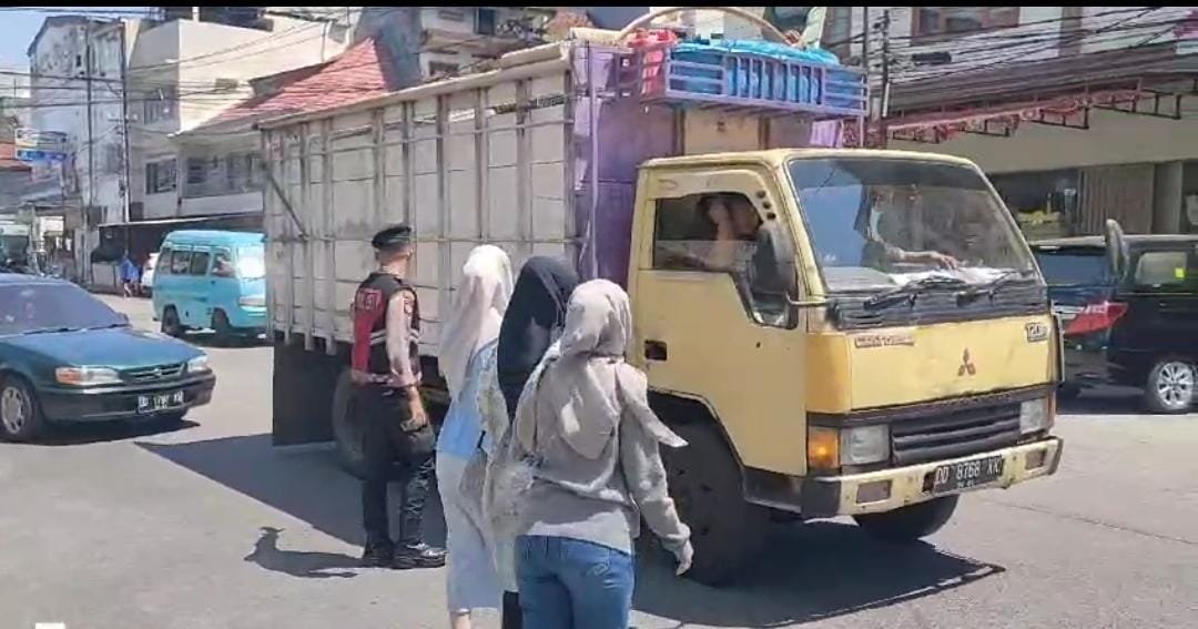 Bentuk Pelayanan Prima, Satsamapta Polres Pelabuhan Makassar Bantu Warga Seberangi Jalan