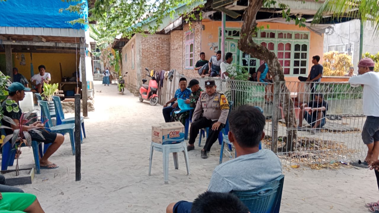 Jaga Kamtibmas Pemilukada 2024 di Pulau, Bhabinkamtibmas dan Babinsa Barrang Caddi Tingkatkan Sambang