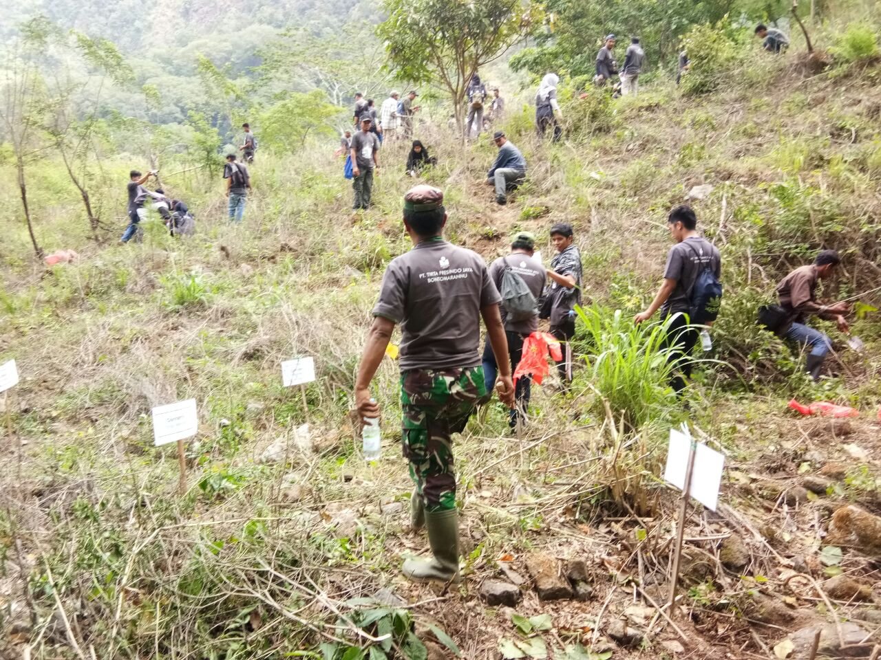 Peduli Alam, Babinsa Koramil 07/Tompobulu Kodim 1409/Gowa Karya Bakti Penanaman Pohon