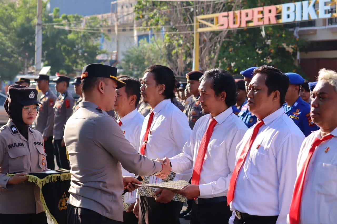 Kapolres Pelabuhan Makassar Berikan Reward kepada Personilnya yang Berprestasi