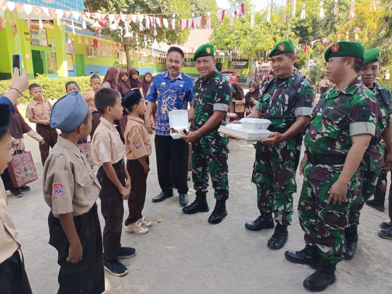 Hasanuddin Peduli Anak Sekolah, Dandim 1409/Gowa Berikan Makanan Bergizi Kepada Siswa-Siswi