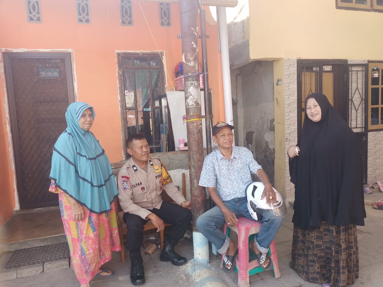Pilkada Serentak 2024 Bhabinkamtibmas Malimongan Berikan Himbauan Kamtibmas
