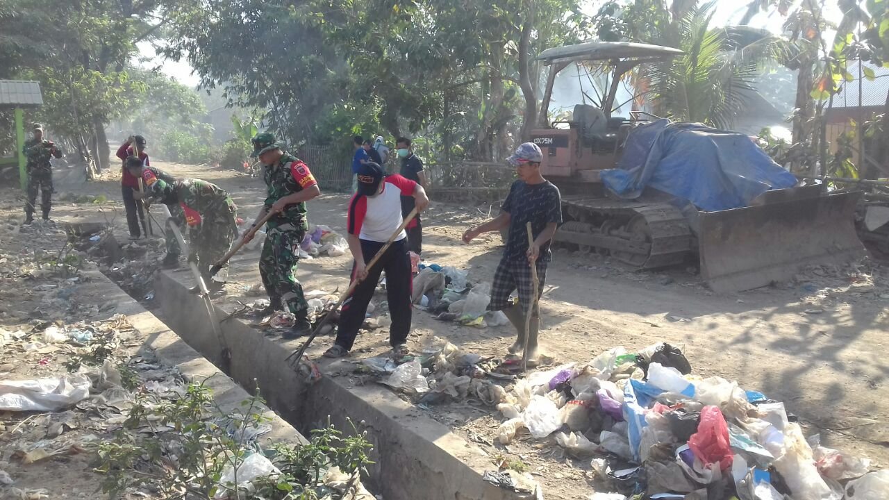 Kompak,Babinsa Koramil 06/Bajeng Kodim 1409/Gowa Bersama Warga Gotong Royong Bersihkan Saluran Air Dari Sampah