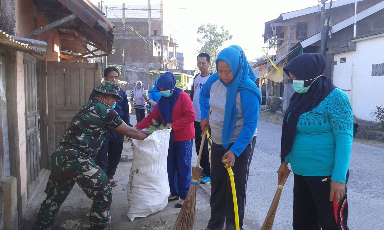 Babinsa Koramil 01/Somba Opu Kodim 1409/Gowa Bersama Warga Gotong Royong Bersihkan Lingkungan