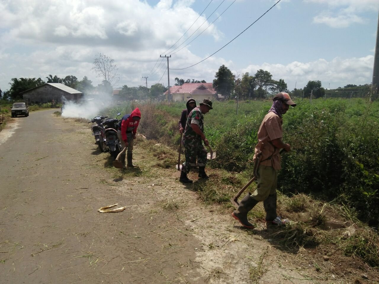 Babinsa Bolaromang Anggota Koramil 1409-04/Tinggimoncong mengajak Warga untuk karya bhakti
