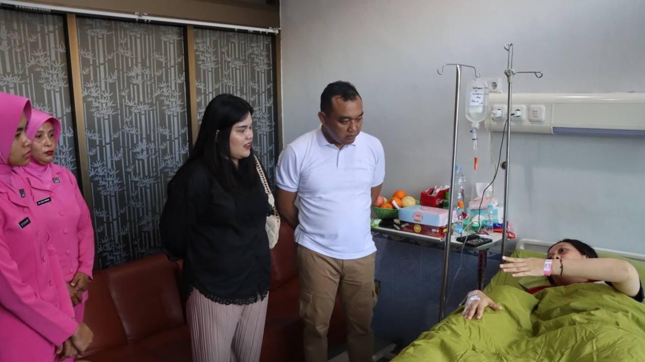 Wujud Kepedulian Pimpinan, Kapolres Pelabuhan Makassar Jenguk Anggota yang Sakit