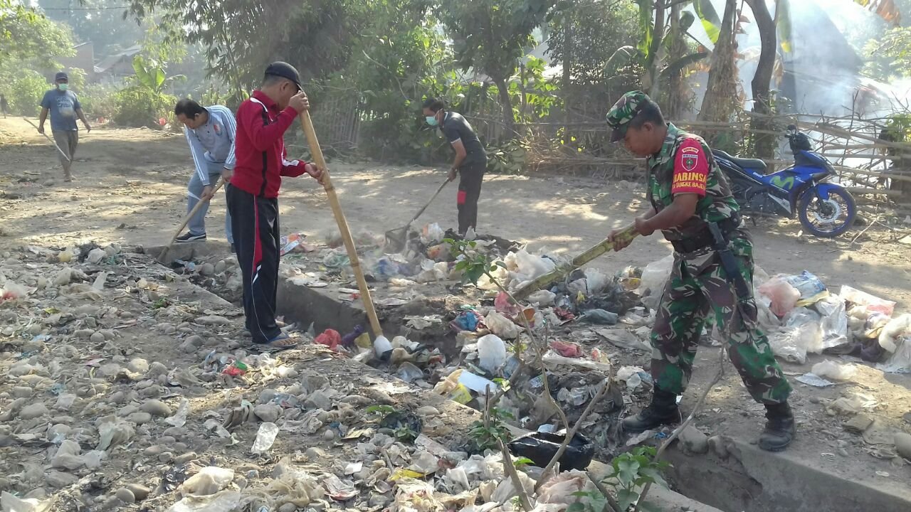 Semangat Peduli Lingkungan, Babinsa Koramil 1409-06/Bajeng Bersama Warga Bersihkan Saluran Air