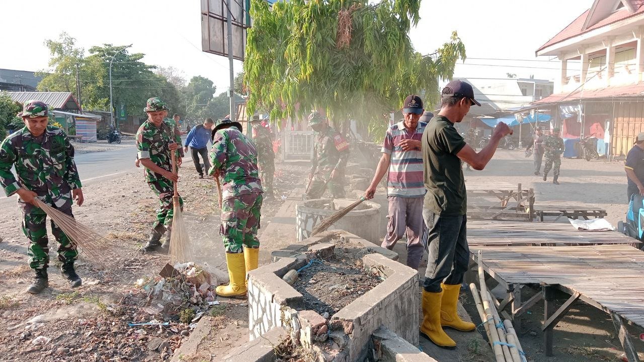 Menyambut HUT ke-79 TNI Koramil 1409-08/Bontonompo Kodim 1409/Gowa Bersama Warga Gelar Karya Bhakti Pembersihan Pasar Rakyat