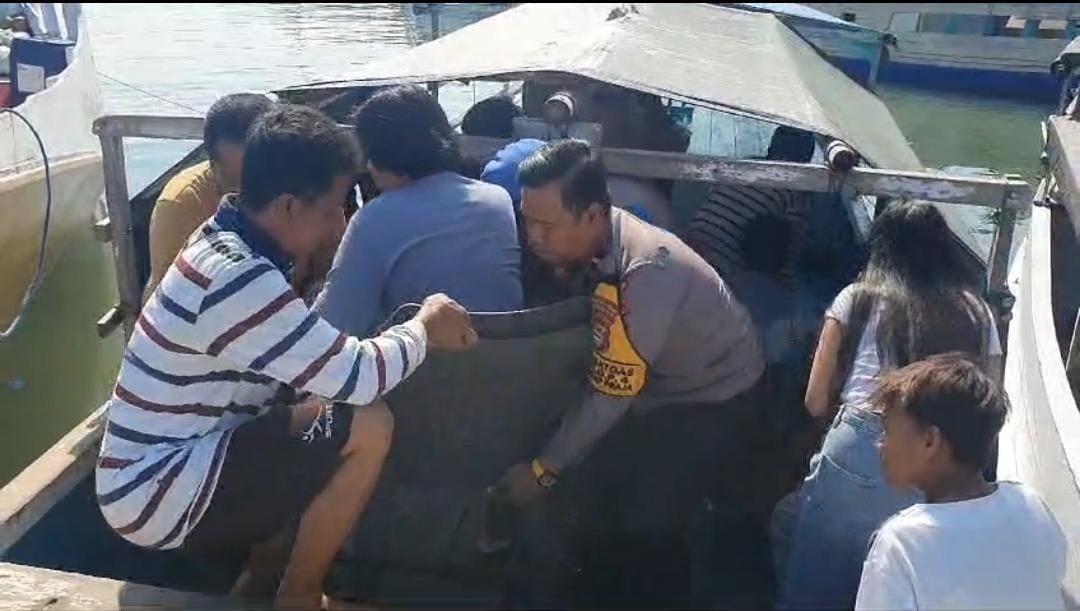 Polri Penolong Masyarakat, Personil Polsek Soeta Evakuasi Penumpang Kapal yang Sakit