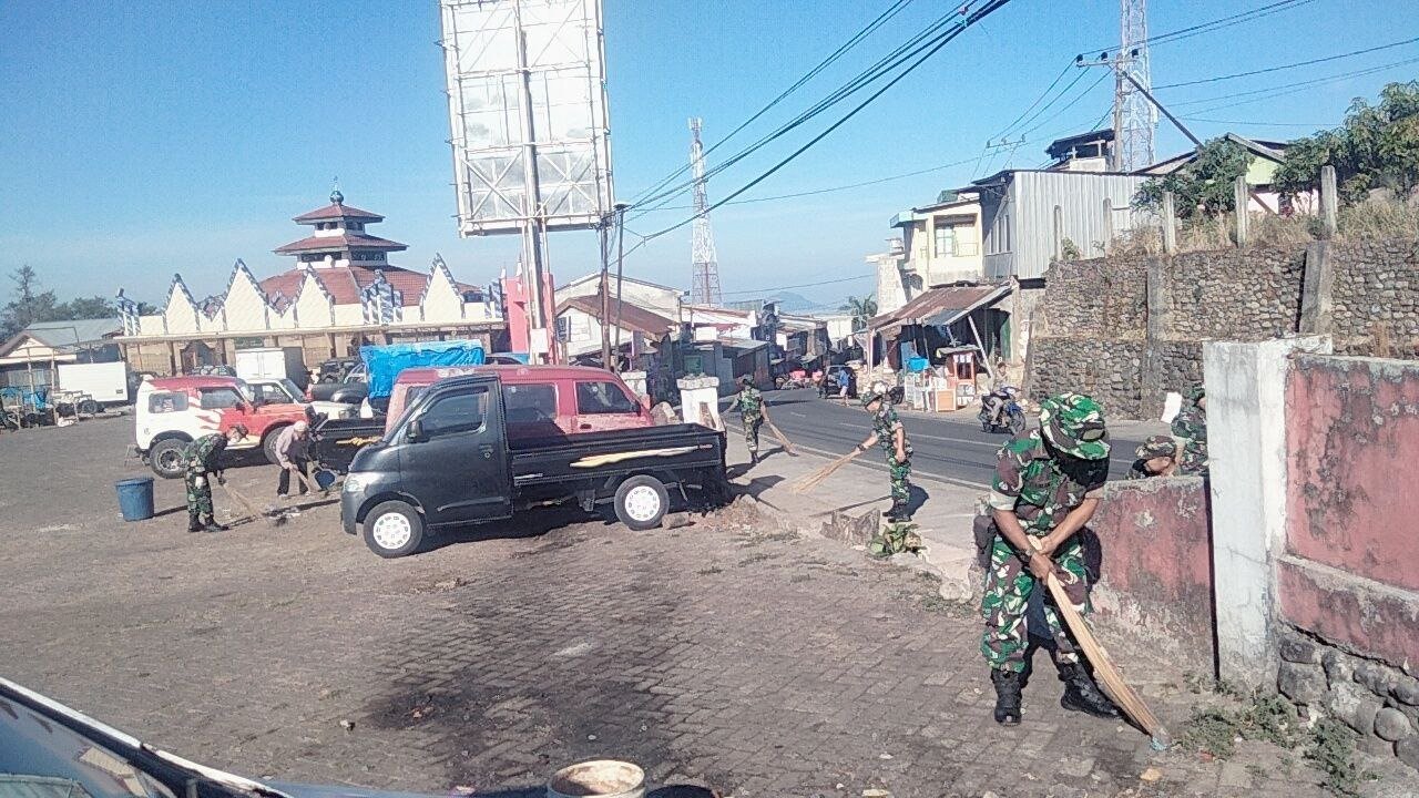 Danramil 1409-04/Tinggi Moncong Pimpin Karya Bakti Pembersihan Pasar Sentral Malino dalam Rangka Peringatan HUT TNI ke-79 Tahun 2024