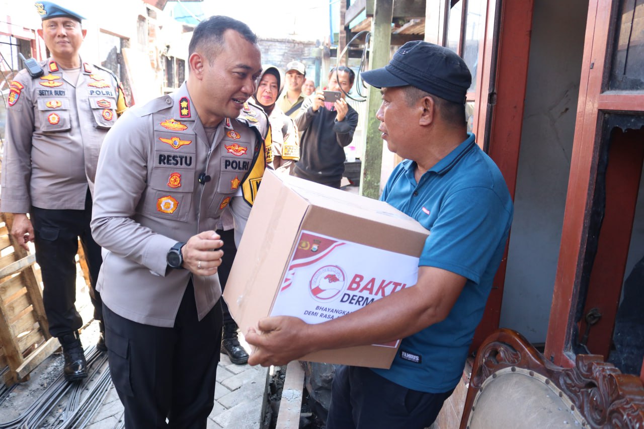 Hadirkan senyuman kebahagiaan, Kapolres Pelabuhan Makassar Berikan Sembako Pada warga yang terkena Musibah Kebakaran