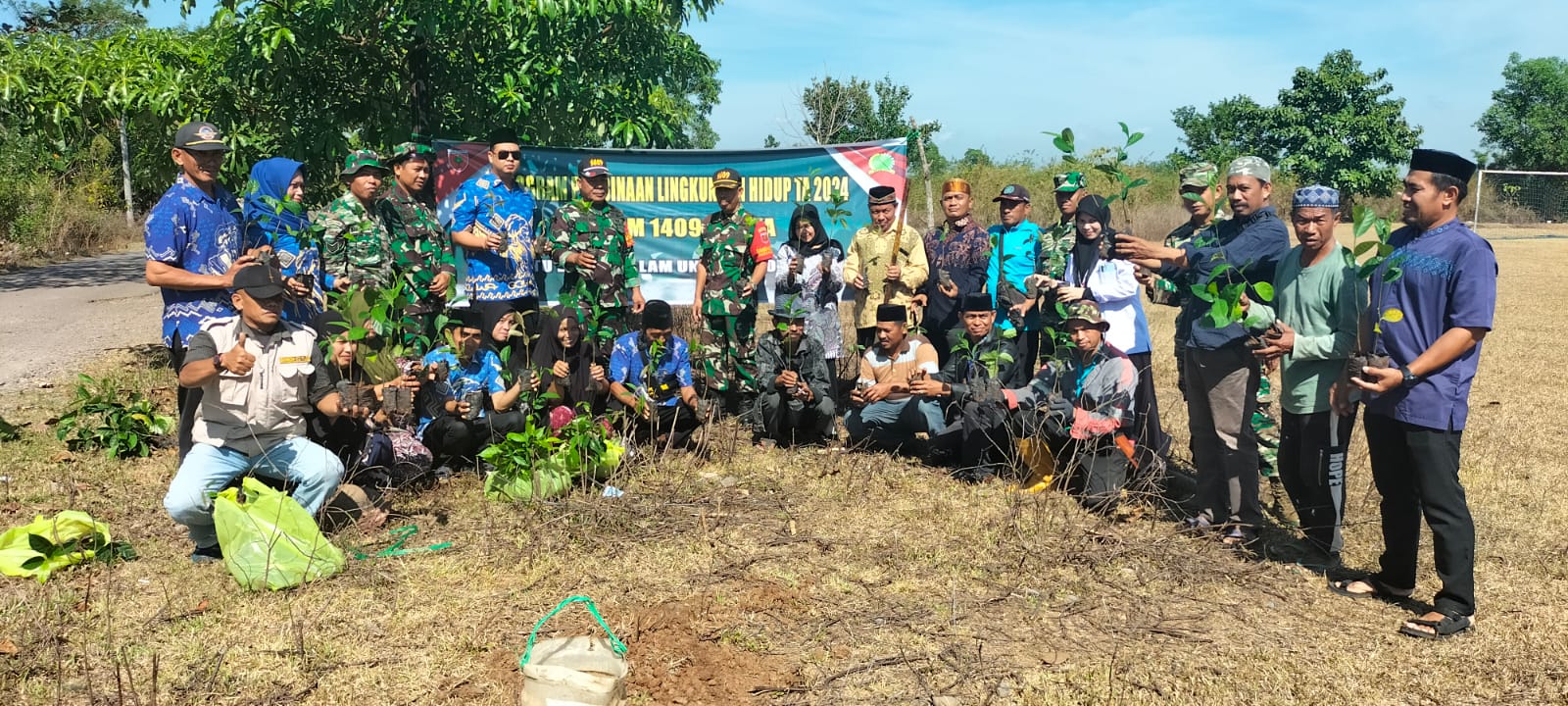 HUT Ke 79 TNI, Koramil 1409-02/Parangloe Gelar Karya Bakti Penanaman Pohon untuk Lingkungan yang Lebih Sehat