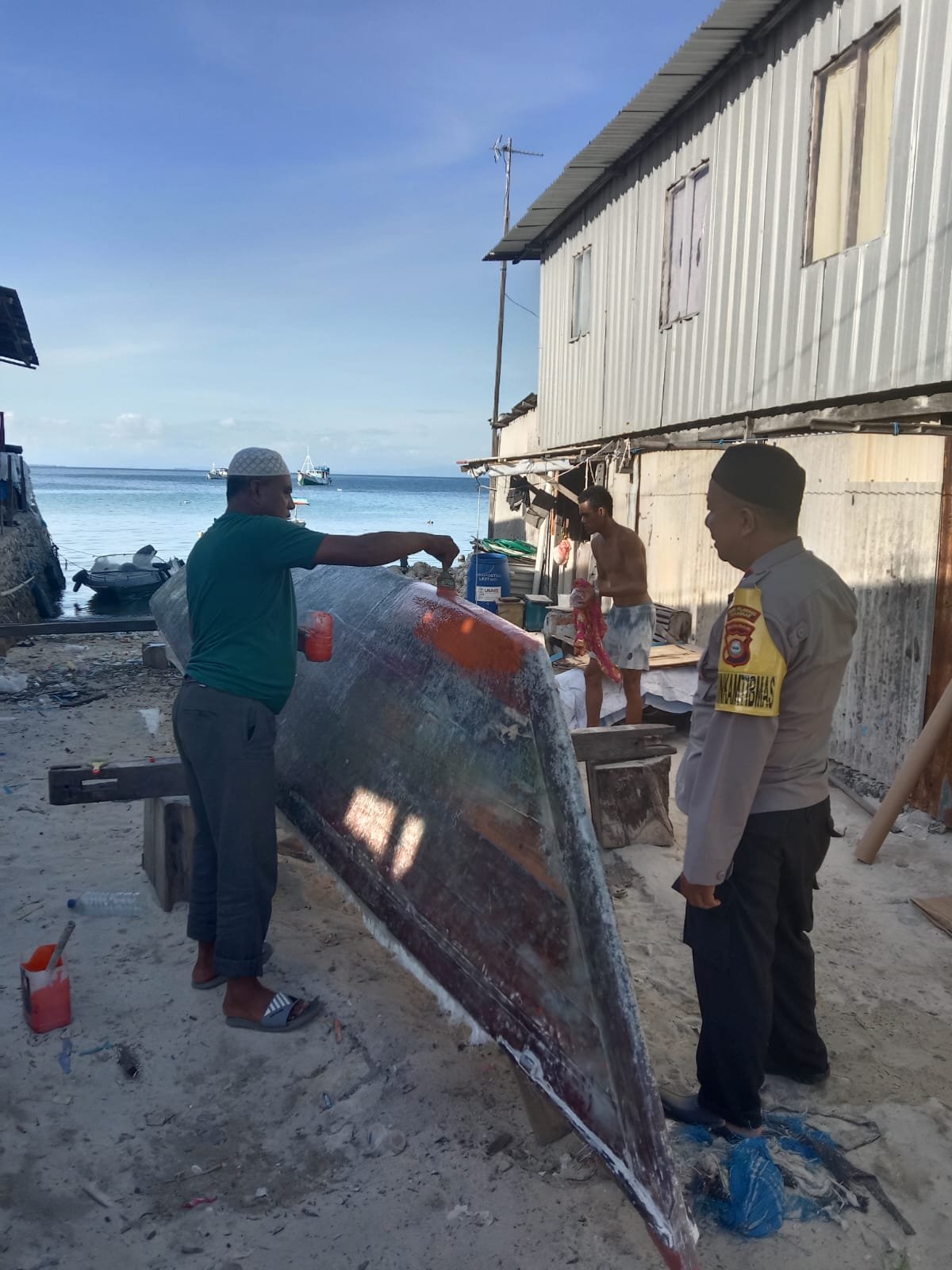 Sukseskan Pemilukada 2024, Bhabinkamtibmas Pulau Barrang Lompo Tingkatkan Patroli Dialogis