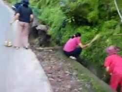 Bersama Warga Babinsa Koramil 1409-04/Tinggi Moncong Kompak Bersihkan Saluran Air