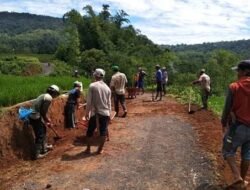 Bangun Gotong Royong, Babinsa Koramil 1409-07/Tompobulu Bantu Warga Pembuatan Saluran Air