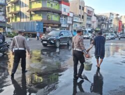 Prioritaskan Keselamatan Masyarakat, Satlantas Polres Pelabuhan Makassar Bersihkan Tumpahan Oli di Jalan