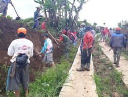 Penuhi Kebutuhan Air di Persawahan, Babinsa Koramil 1409-04 /Tinggi Moncong Bersama Warga Kerja Bakti Bersihkan Saluran Irigasi
