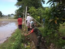 Babinsa bersama Warga Binaan di Desa Manjalling Lakasanaan Kegiatan Karya Bakti