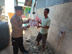 Bhabinkamtibmas Bagikan Brosur Pilkada di Pulau kodingareng, Sosialisasi Pentingnya Pemilu dengan Cooling System