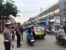 Personil Polres Pelabuhan Makassar Tingkatkan Keselamatan dengan Pengaturan Lalu Lintas di Depan Sekolah